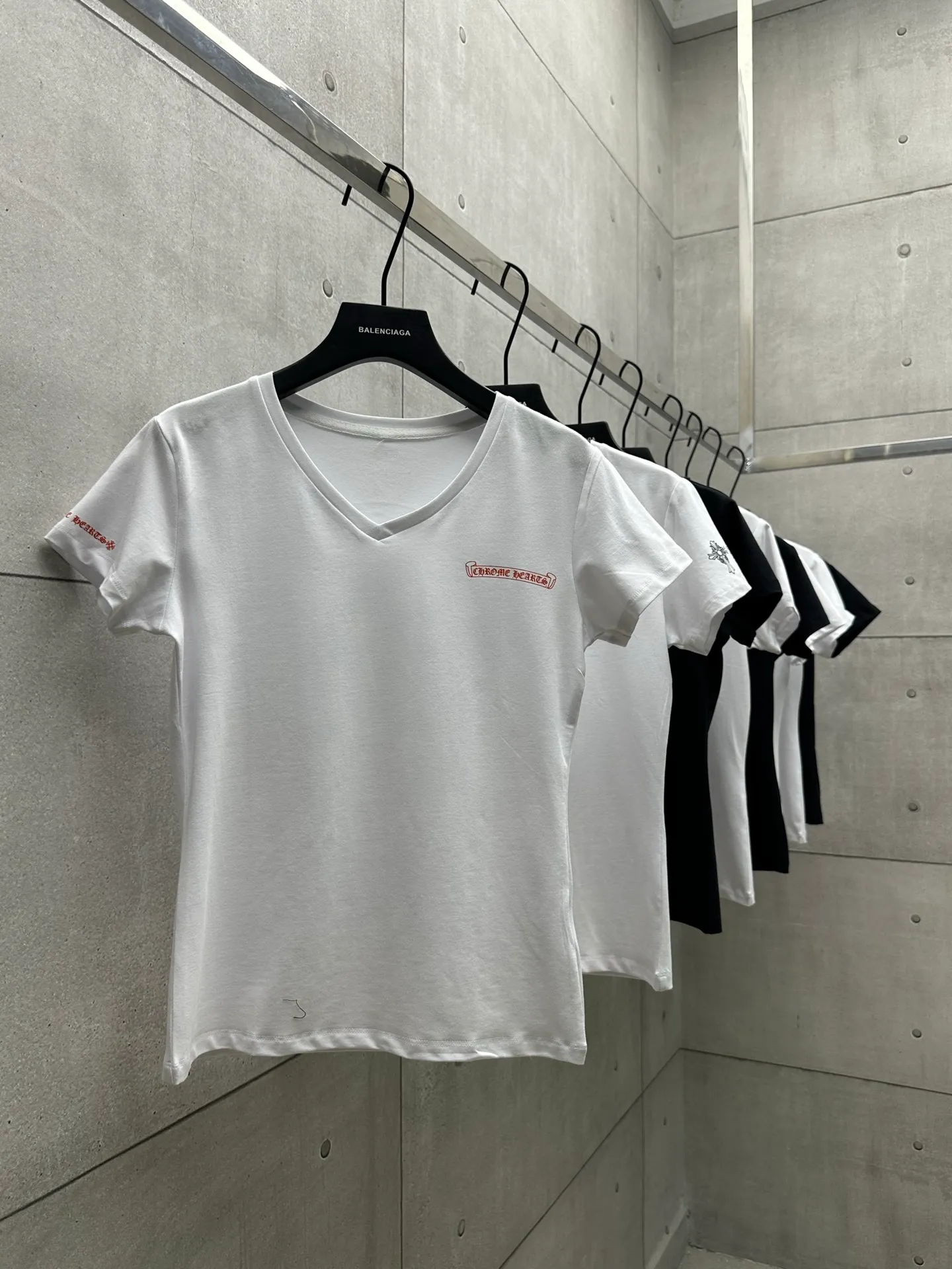 P126 #080 CHROME HEARTS 25SS women's T-shirt Made of 220G original consistent fabric V-neck women's waist style The whole body is made of imported digital direct printing Color: White Size: S M L